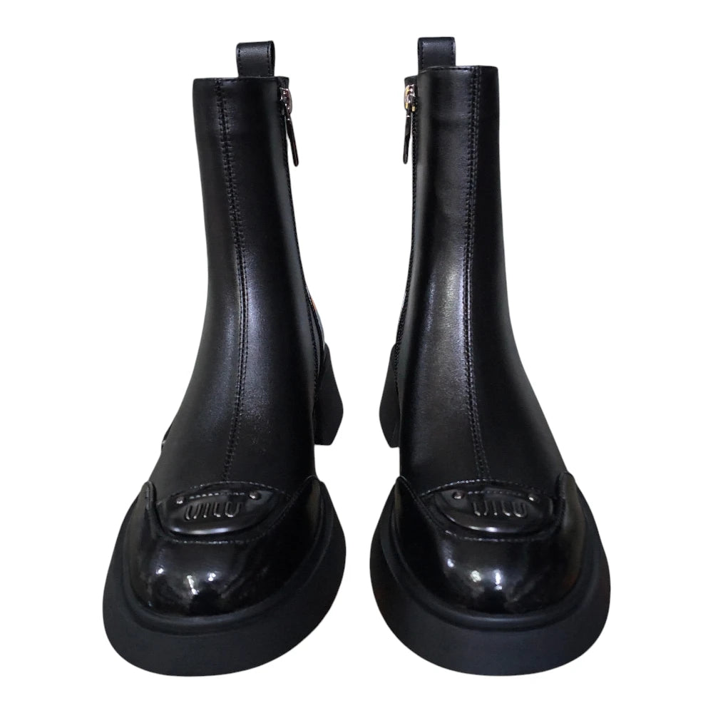 Botine damă P1444 negre cu toc de 4 cm și detalii lucioase