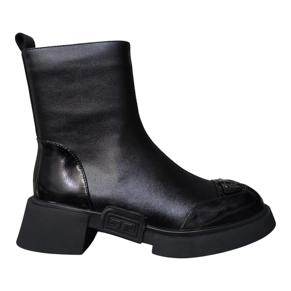 Botine damă P1444 negre cu toc de 4 cm și detalii lucioase