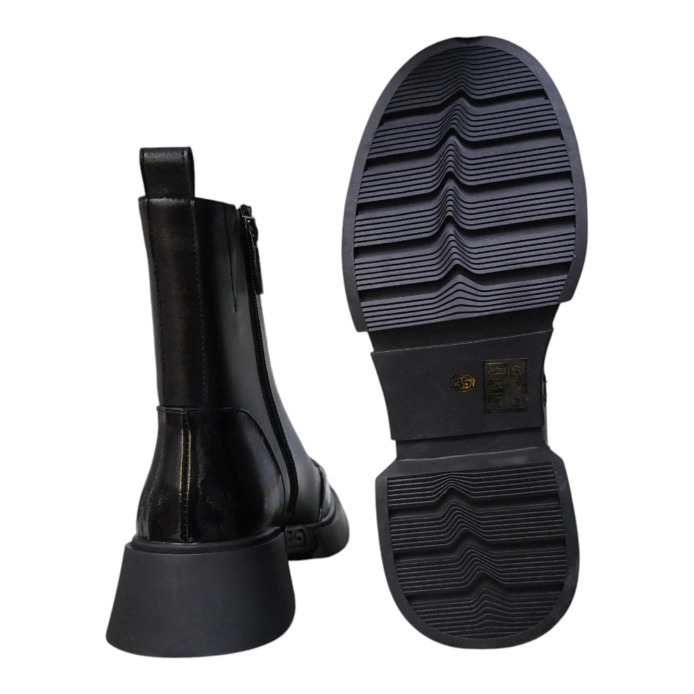 Botine damă P1444 negre cu toc de 4 cm și detalii lucioase