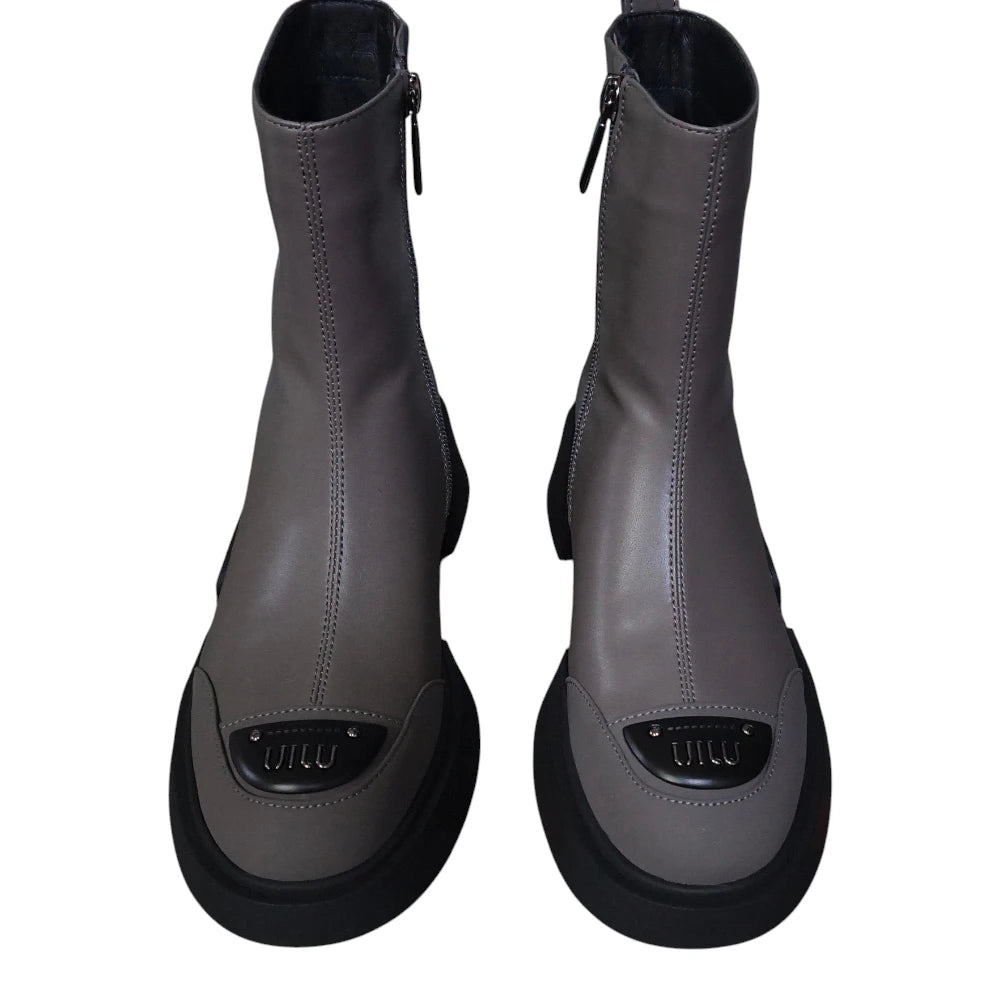 Botine damă P1444 gri cu toc de 4 cm și detalii lucioase