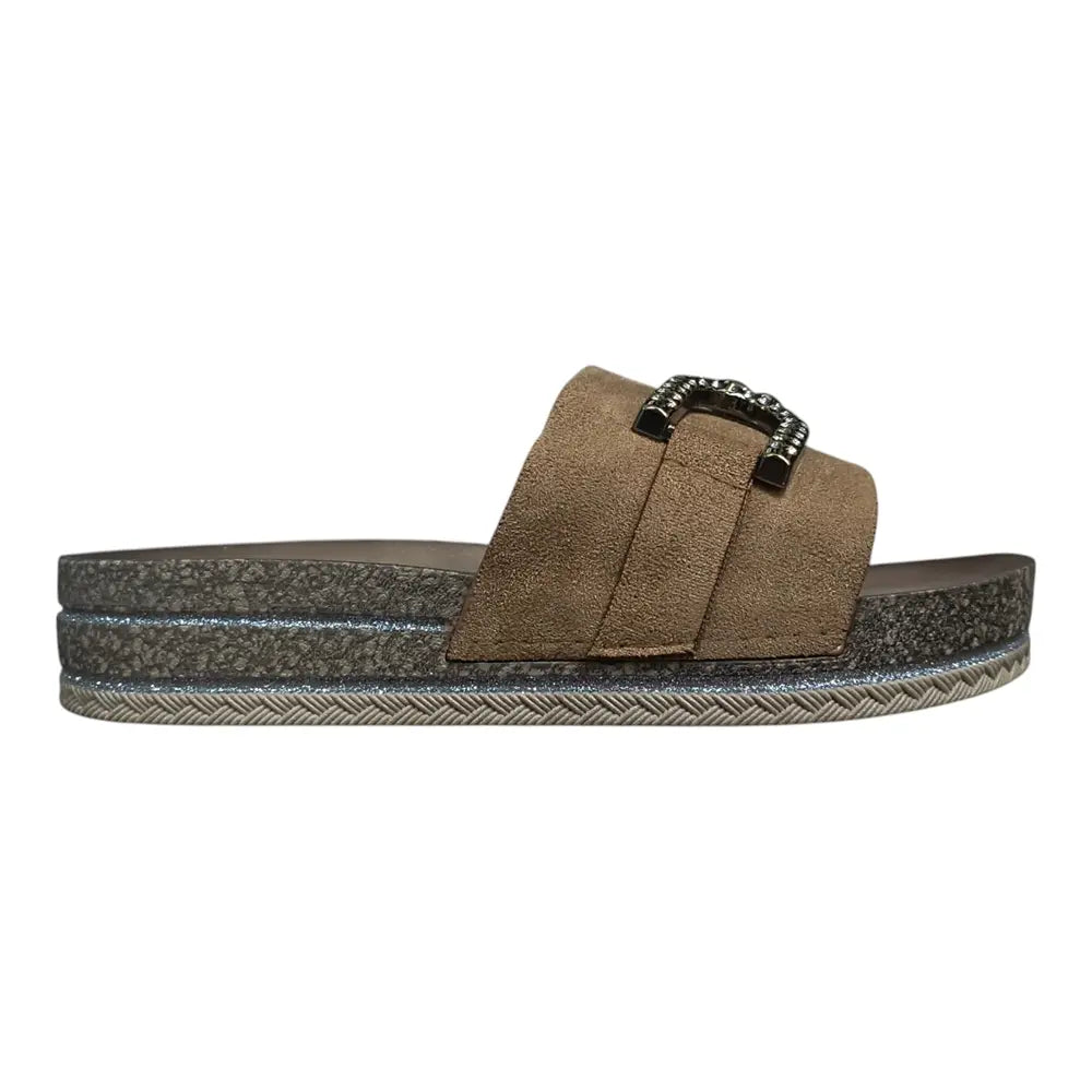 Papuci cu platformă și accesoriu cu strasuri C08 camel