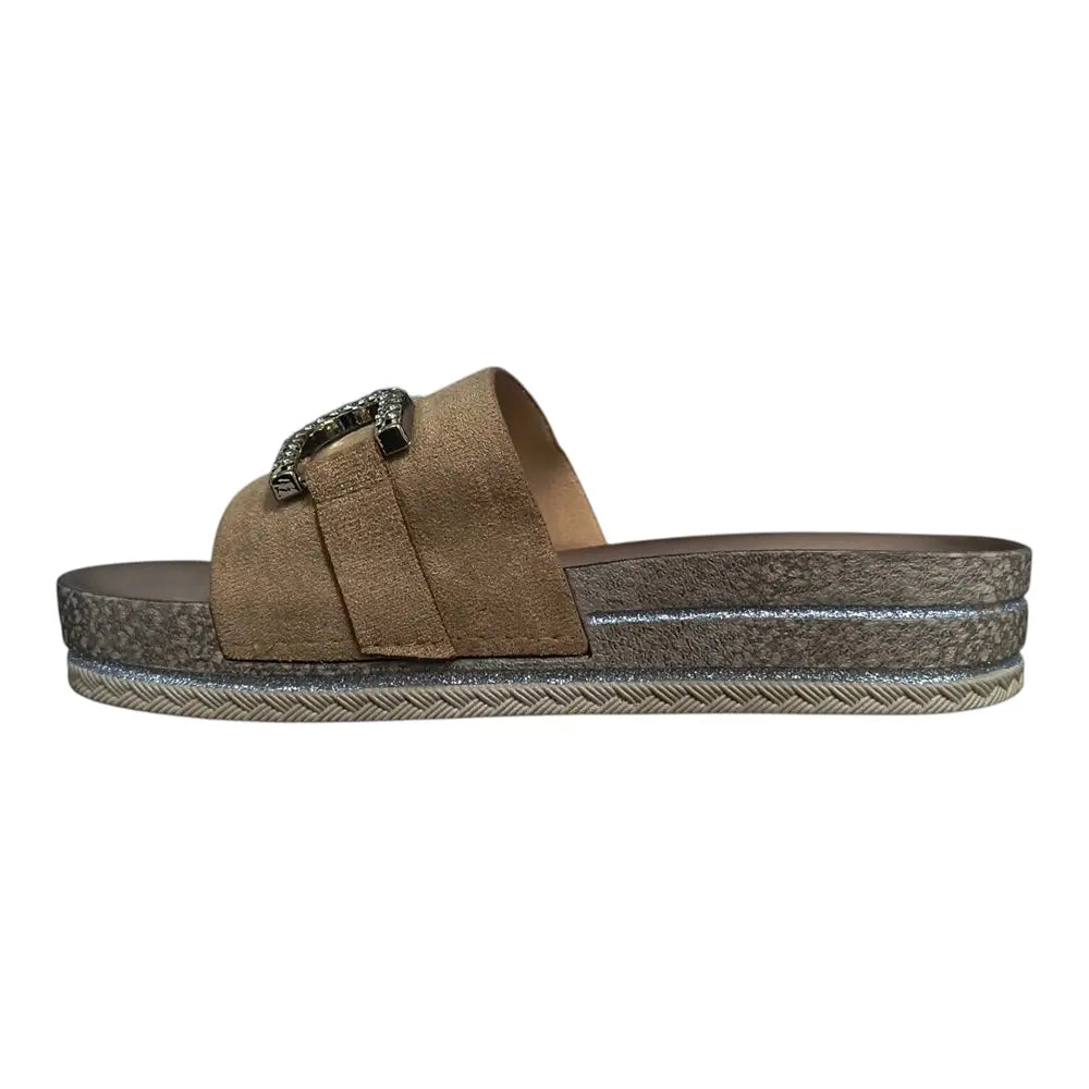 Papuci cu platformă și accesoriu cu strasuri C08 camel